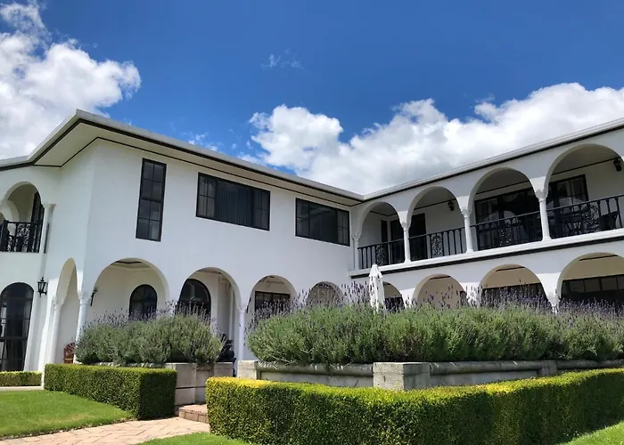 Hotels Close to Airport Pillars Retreat